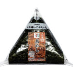 セブンイレブンの手巻おにぎり 鳥めしを比較する。税込価格：214円、カロリー：197kcal、1円あたりカロリー：0.92kcal/円、たんぱく質：6.8g、1円あたりたんぱく質：0.03g/円、脂質：1.6g、炭水化物：40.1g、糖質：37.5g、食物繊維：2.6g、食塩相当量：1.5g。甘辛いタレで味付けした鶏むね肉を中具に入れたおにぎりです。アレルギー：卵、小麦。