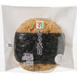 セブンイレブンの直巻おむすび とり五目を比較する。税込価格：214円、カロリー：180kcal、1円あたりカロリー：0.84kcal/円、たんぱく質：4.6g、1円あたりたんぱく質：0.02g/円、脂質：1.4g、炭水化物：38.1g、糖質：36.2g、食物繊維：1.9g、食塩相当量：1.5g。甘辛く味付けした鶏肉，人参，油揚げ，椎茸，ごぼうをご飯に混ぜ込んだ、しっとり海苔の直巻おむすびです。アレルギー：卵、小麦。