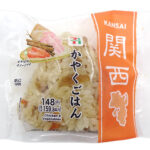 セブンイレブンの関西限定 かやくごはんおむすびを比較する。税込価格：160円、カロリー：159kcal、1円あたりカロリー：0.99kcal/円、たんぱく質：3.5g、1円あたりたんぱく質：0.02g/円、脂質：1.3g、炭水化物：34g、糖質：32.4g、食物繊維：1.6g、食塩相当量：1.3g。鶏、野菜、だしの風味や旨味が感じられるかやくごはんおむすびです。アレルギー：卵、小麦。