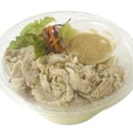 セブンイレブンのごまポン酢の豚しゃぶ パスタサラダを比較する。税込価格：397円、カロリー：356kcal、1円あたりカロリー：0.90kcal/円、たんぱく質：15.8g、1円あたりたんぱく質：0.04g/円、脂質：15.5g、炭水化物：40g、糖質：36.7g、食物繊維：3.3g、食塩相当量：2.5g。愛知みかわ豚を使用した豚しゃぶ、野菜、パスタを柚子果汁でさっぱり仕上げたごまポン酢と一緒に召し上がっていただくパスタサラダです。アレルギー：卵、小麦。