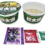 セブンイレブンの７プレミアム 超大盛 わかめラーメン しょうゆ味。税込価格：268円、カロリー：627kcal、たんぱく質：14.4g、脂質：23.9g、炭水化物：91.4g、糖質：85.7g、食物繊維：5.7g、食塩相当量：8.3g。オイスターの旨みを加えた魚介ベースのしょうゆスープに、別添スパイスで飽きの来ない味わいに仕上げた、超大盛サイズのわかめラーメンです。アレルギー：乳、小麦。