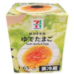 セブンイレブンの７プレミアム味付き半熟ゆでたまご１個入。税込価格：106円、カロリー：65kcal、たんぱく質：5.8g、脂質：4.3g、炭水化物：0.7g、糖質：0.6g、食物繊維：0.1g、食塩相当量：0.6g。旨味・コクにこだわった７プレミアムフレッシュこだわり新鮮たまごを使用し、たまごの美味しさを引き出す塩加減に味付けた半熟ゆでたまごです。アレルギー：卵。