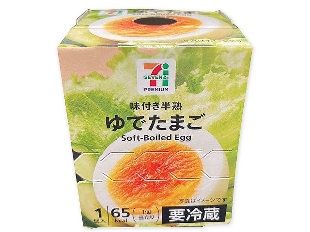 セブンイレブンの７プレミアム味付き半熟ゆでたまご１個入。税込価格：106円、カロリー：65kcal、たんぱく質：5.8g、脂質：4.3g、炭水化物：0.7g、糖質：0.6g、食物繊維：0.1g、食塩相当量：0.6g。旨味・コクにこだわった７プレミアムフレッシュこだわり新鮮たまごを使用し、たまごの美味しさを引き出す塩加減に味付けた半熟ゆでたまごです。アレルギー：卵。