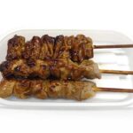 セブンイレブンの炭火焼き鳥 皮３本・もも２本入りを比較する。税込価格：626円、カロリー：357kcal、1円あたりカロリー：0.57kcal/円、たんぱく質：26.7g、1円あたりたんぱく質：0.04g/円、脂質：24.4g、炭水化物：7.7g、糖質：7.6g、食物繊維：0.1g、食塩相当量：2.9g。皮タレ３本、ももタレ２本の２種類を盛り合わせた串付きの炭火焼き鳥です。アレルギー：卵、乳、小麦。