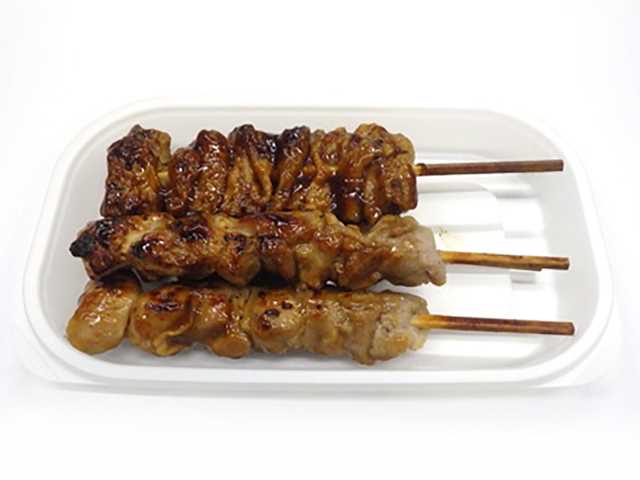 セブンイレブンの炭火焼き鳥 皮３本・もも２本入りを比較する。税込価格：626円、カロリー：357kcal、1円あたりカロリー：0.57kcal/円、たんぱく質：26.7g、1円あたりたんぱく質：0.04g/円、脂質：24.4g、炭水化物：7.7g、糖質：7.6g、食物繊維：0.1g、食塩相当量：2.9g。皮タレ３本、ももタレ２本の２種類を盛り合わせた串付きの炭火焼き鳥です。アレルギー：卵、乳、小麦。