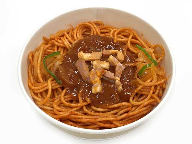 セブンイレブンの太麺ナポリタンを比較する。税込価格：430円、カロリー：438kcal、1円あたりカロリー：1.02kcal/円、たんぱく質：16.4g、1円あたりたんぱく質：0.04g/円、脂質：12.4g、炭水化物：68.3g、糖質：62.3g、食物繊維：6g、食塩相当量：4.8g。ベーコン、玉ねぎ、ピーマンを盛付けた太麺のナポリタンです。アレルギー：卵、乳、小麦。