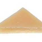 セブンイレブンのおでん 味しみ白こんにゃくを比較する。税込価格：121円、カロリー：3kcal、1円あたりカロリー：0.02kcal/円、たんぱく質：0.1g、1円あたりたんぱく質：0.01未満g/円、脂質：0.3g、炭水化物：1.6g、糖質：0.3g、食物繊維：1.3g、食塩相当量：1.1g。小さな穴が開いていることで、中までつゆが染み込んだ商品です。こんにゃくにかつおを練り込んで、かつおの風味を感じられる味わい。アレルギー：小麦 特定原材料に準ずる20品目: 大豆。