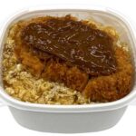 「たつ」のカツ丼 セブンイレブン 愛媛県今治市の老舗カツ丼店「たつ」の味わいを踏襲したカツ丼。原材料価格高騰により、価格を６９８円（税抜）から７６８円（税抜）に変更。