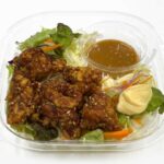 セブンイレブンの甘辛鶏マヨパスタサラダを比較する。税込価格：408円、カロリー：393kcal、1円あたりカロリー：0.96kcal/円、たんぱく質：16.8g、1円あたりたんぱく質：0.04g/円、脂質：19.6g、炭水化物：39.5g、糖質：35.2g、食物繊維：4.3g、食塩相当量：1.9g。鶏唐揚げを使用したパスタサラダです。アレルギー：卵、小麦。