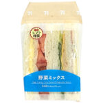 トマト増量野菜ミックスサンド セブンイレブン 様々な具材を味わえる野菜ミックスサンド。期間限定でトマトを増量している商品。