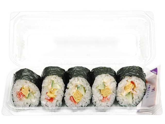 セブンイレブンのサラダ巻５巻を比較する。税込価格：549円、カロリー：385kcal、1円あたりカロリー：0.70kcal/円、たんぱく質：9.1g、1円あたりたんぱく質：0.02g/円、脂質：9.1g、炭水化物：68.4g、糖質：65g、食物繊維：3.4g、食塩相当量：3.3g。しっとりとした厚焼玉子やカニカマ、ツナサラダなどを組み合わせた彩りの良い巻き寿司詰合せです。アレルギー：卵、小麦、かに。
