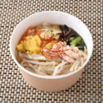 野菜を食べる鶏ガラしょうゆスープ ファミリーマート 1/3日分の野菜を使用したスープ。鶏がらと醤油をベースにしょうがやペッパーをきかせた味わいで、具材には蒸し鶏、はるさめ、野菜などを使用している商品。
※山梨県（一部）、長野県では取り扱いなし。