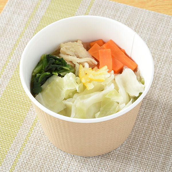 ファミリーマートのゆず香る！旨塩スープを比較する。税込価格：398円、カロリー：71kcal、1円あたりカロリー：0.18kcal/円、たんぱく質：6.2g、1円あたりたんぱく質：0.02g/円、脂質：3g、炭水化物：6g、食塩相当量：3.9g。1/3日分の野菜を使用した旨塩スープです。鶏や魚介などの旨みがきいた味わいで、具材には蒸し鶏、キャベツ、もやしなどを使用しています。トッピングのゆずで風味をプラスしました。アレルギー：小麦、卵、さば、大豆、鶏肉、豚肉、ゼラチン。