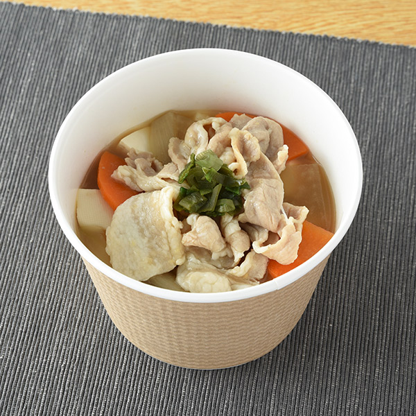 ファミリーマートの【関東の一部】肉たっぷり 7種具材の豚汁を比較する。税込価格：398円、カロリー：123kcal、1円あたりカロリー：0.31kcal/円、たんぱく質：11.1g、1円あたりたんぱく質：0.03g/円、脂質：6.9g、炭水化物：4.6g、食塩相当量：2.7g。厚めにカットした大根と人参、ごぼう、豆腐、こんにゃく、ねぎが入った具だくさんの豚汁です。コクのある味わいです。アレルギー：小麦、卵、大豆、豚肉、ゼラチン。