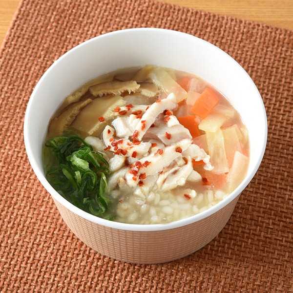 参鶏湯風スープごはん ファミリーマート もち麦と白飯を使用した、鶏の旨みとコクを感じられる仕立ての参鶏湯風スープごはん。臭みのない肉質が柔らかい鶏肉を使用した食べごたえのある一品。
※長野県、山梨県、静岡県、神奈川県の一部店舗一部では取り扱いなし。