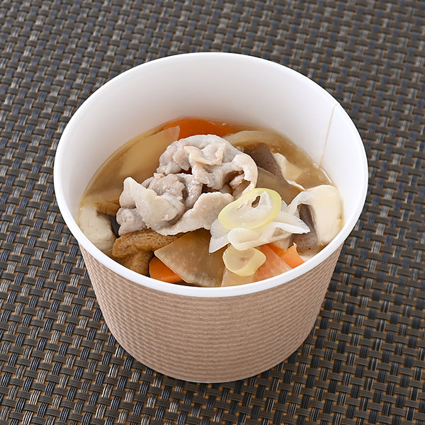 ファミリーマートの【東北】具だくさん豚汁を比較する。税込価格：398円。ラードや豚白湯で旨みを加えた仙台味噌ベースのスープに、味噌と醤油で炒め煮にした大根・玉ねぎ・人参・あぶら揚げ・ごぼうと、しょうがと塩こうじで炒めた豚肉を盛り付けた豚汁です。