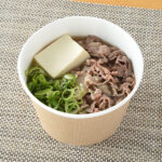 ファミリーマートの【東海・北陸】肉吸いを比較する。税込価格：398円。かつお節やうるめいわしなどの合わせだしで牛肉を煮込んだスープです。具材は牛肉・豆腐・青ねぎです。