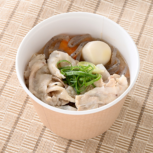 ファミリーマートの【関西】7種具材豚汁を比較する。税込価格：398円。豚肉と野菜の旨みを味わえる豚汁です。米味噌とこうじ味噌をブレンドし、甘酒で味付けをした甘みとコクのある仕立てです。