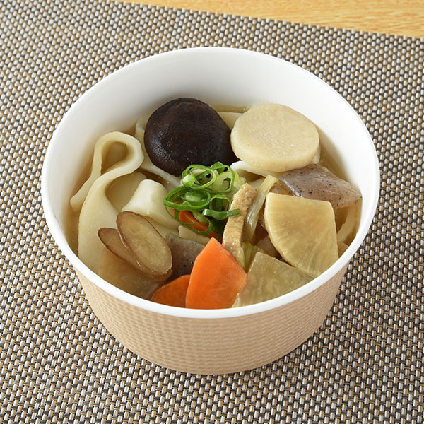 ファミリーマートの【九州】だんご汁（九州味噌仕立て）を比較する。税込価格：428円。かつおといりこのだしを使い、合わせ味噌と赤味噌で仕上げただんご汁です。具材には、平たい麺と、野菜炒め煮、しいたけ、里芋、青ねぎが入っています。