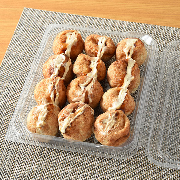 ファミリーマートのだし香る！大盛とろーりたこ焼き。税込価格：598円、カロリー：397kcal、たんぱく質：12.5g、脂質：17.7g、炭水化物：48.4g、食塩相当量：3.3g。「だし香る！とろーりたこ焼き」の1.5倍の大盛商品です。とろーり食感のたこ焼きにソース、マヨソース、かつお粉をトッピングしました。アレルギー：小麦、卵、乳成分、さば、大豆、鶏肉、豚肉。