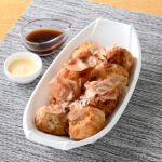 ファミリーマートのだし香る！とろーりたこ焼き。税込価格：470円、カロリー：275kcal、たんぱく質：8.6g、脂質：12.9g、炭水化物：32g、食塩相当量：2.5g。かつおだしのきいたとろーり食感のたこ焼きです。あおさ粉、かつお節をトッピングし、別添でソースとマヨソース付きです。アレルギー：小麦、卵、乳成分、さば、大豆、鶏肉、豚肉、ゼラチン。