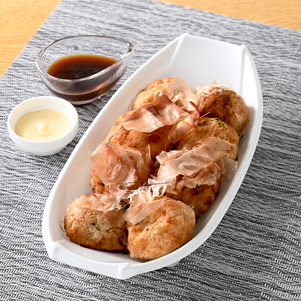 ファミリーマートのだし香る！とろーりたこ焼き。税込価格：470円、カロリー：275kcal、たんぱく質：8.6g、脂質：12.9g、炭水化物：32g、食塩相当量：2.5g。かつおだしのきいたとろーり食感のたこ焼きです。あおさ粉、かつお節をトッピングし、別添でソースとマヨソース付きです。アレルギー：小麦、卵、乳成分、さば、大豆、鶏肉、豚肉、ゼラチン。