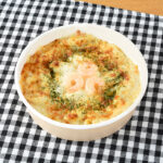 ファミリーマートのバターの風味広がる海老グラタン。税込価格：498円。ペンネにホワイトソースを合わせ、海老やチーズをトッピングしたグラタンです。バターの風味と野菜の旨みのバランスが良いソースに仕立てました。
