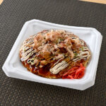 ファミリーマートの鉄板手焼きの豚玉お好み焼。税込価格：598円。かつおだしの風味をきかせたふっくら食感のお好み焼です。ソース、マヨソース、かつお節、紅しょうがなどをトッピングしています。