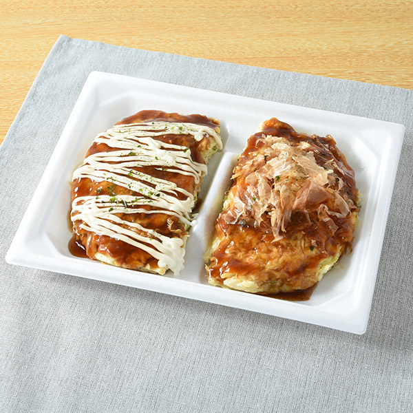 ファミリーマートの【北海道・東北】豚玉お好み焼&いか玉お好み焼。税込価格：598円。豚玉のお好み焼といか玉お好み焼の2種のお好み焼セットです。
