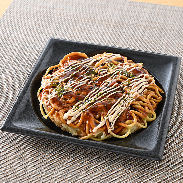 鉄板手焼きのモダン焼 ファミリーマート 太麺を使用した食べ応えのあるモダン焼。鉄板で焼き上げ、ふっくらとした食感に仕立てた商品。
※和歌山県の一部では取り扱いなし。