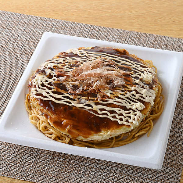 ファミリーマートの【北海道・東北】大盛！お好み焼&焼そば。税込価格：598円。キャベツのシャキシャキ感が特徴のお好み焼と香辛料の風味が香る焼そばです。