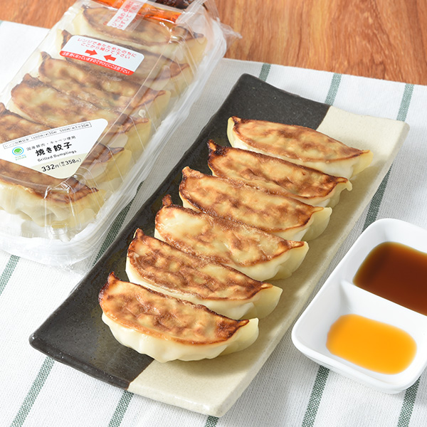 ファミリーマートの国産豚肉・キャベツ使用焼き餃子を比較する。税込価格：358円。国産豚肉と国産キャベツを使用した焼き餃子です。にんにくやしょうが、鶏がらの旨みと豊かな香りが感じられる仕立てです。