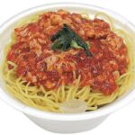 セブンイレブンのＷガラスープの辛麺を比較する。税込価格：508円、カロリー：403kcal、1円あたりカロリー：0.79kcal/円、たんぱく質：21.8g、1円あたりたんぱく質：0.04g/円、脂質：4.1g、炭水化物：71.7g、糖質：67.7g、食物繊維：4g、食塩相当量：7.6g。鶏と豚のＷガラを使用した醤油スープに、唐辛子を合わせた旨みと辛さがやみつきになる商品です。アレルギー：卵、小麦。