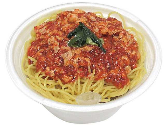 セブンイレブンのＷガラスープの辛麺を比較する。税込価格：508円、カロリー：403kcal、1円あたりカロリー：0.79kcal/円、たんぱく質：21.8g、1円あたりたんぱく質：0.04g/円、脂質：4.1g、炭水化物：71.7g、糖質：67.7g、食物繊維：4g、食塩相当量：7.6g。鶏と豚のＷガラを使用した醤油スープに、唐辛子を合わせた旨みと辛さがやみつきになる商品です。アレルギー：卵、小麦。