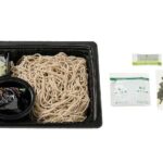 セブンイレブンの一本釣り鰹だし香る石臼挽そば粉のざるそばを比較する。税込価格：430円、カロリー：334kcal、1円あたりカロリー：0.78kcal/円、たんぱく質：16.3g、1円あたりたんぱく質：0.04g/円、脂質：3g、炭水化物：63.1g、糖質：57.9g、食物繊維：5.2g、食塩相当量：2g。粗挽き，細挽きのそば粉を使用し、そばの風味としなやかなのど越しを味わえるざるそばです。つゆは鰹節の風味をしっかりと効かせた旨味とコクのある仕立てです。アレルギー：卵、小麦、そば。