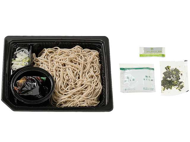 セブンイレブンの一本釣り鰹だし香る石臼挽そば粉のざるそばを比較する。税込価格：430円、カロリー：334kcal、1円あたりカロリー：0.78kcal/円、たんぱく質：16.3g、1円あたりたんぱく質：0.04g/円、脂質：3g、炭水化物：63.1g、糖質：57.9g、食物繊維：5.2g、食塩相当量：2g。粗挽き，細挽きのそば粉を使用し、そばの風味としなやかなのど越しを味わえるざるそばです。つゆは鰹節の風味をしっかりと効かせた旨味とコクのある仕立てです。アレルギー：卵、小麦、そば。