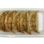 セブンイレブンの焼き餃子 ５個入りを比較する。税込価格：333円、カロリー：380kcal、1円あたりカロリー：1.14kcal/円、たんぱく質：12.6g、1円あたりたんぱく質：0.04g/円、脂質：19.3g、炭水化物：40.3g、糖質：37.8g、食物繊維：2.5g、食塩相当量：2.4g。もっちり食感の皮と香味豊かな中具を組み合わせた焼き餃子です。アレルギー：卵、小麦。