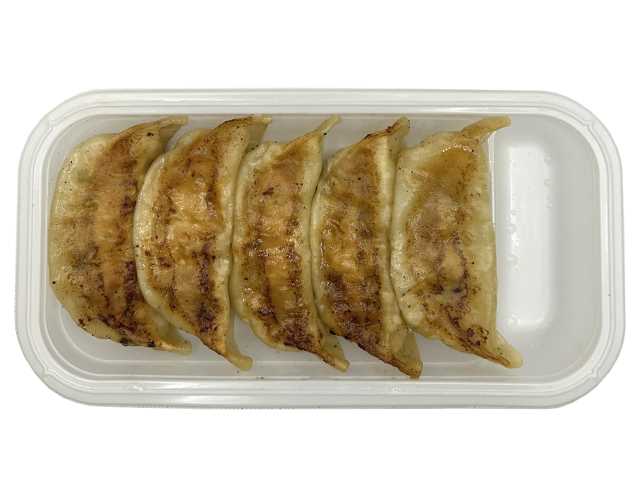 セブンイレブンの焼き餃子 ５個入りを比較する。税込価格：333円、カロリー：380kcal、1円あたりカロリー：1.14kcal/円、たんぱく質：12.6g、1円あたりたんぱく質：0.04g/円、脂質：19.3g、炭水化物：40.3g、糖質：37.8g、食物繊維：2.5g、食塩相当量：2.4g。もっちり食感の皮と香味豊かな中具を組み合わせた焼き餃子です。アレルギー：卵、小麦。