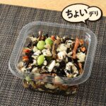 ファミリーマートの豆腐と枝豆のひじき和えを比較する。税込価格：258円、カロリー：137kcal、1円あたりカロリー：0.53kcal/円、たんぱく質：7.6g、1円あたりたんぱく質：0.03g/円、脂質：7.9g、炭水化物：10.9g、食塩相当量：1.8g。6品目具材（豆腐・ひじき・人参・れんこん・油揚げ・枝豆）を使用した定番おかずです。白だしやおろししょうがなどであっさり和風の味付けに仕上げました。アレルギー：小麦、卵、ごま、大豆。
