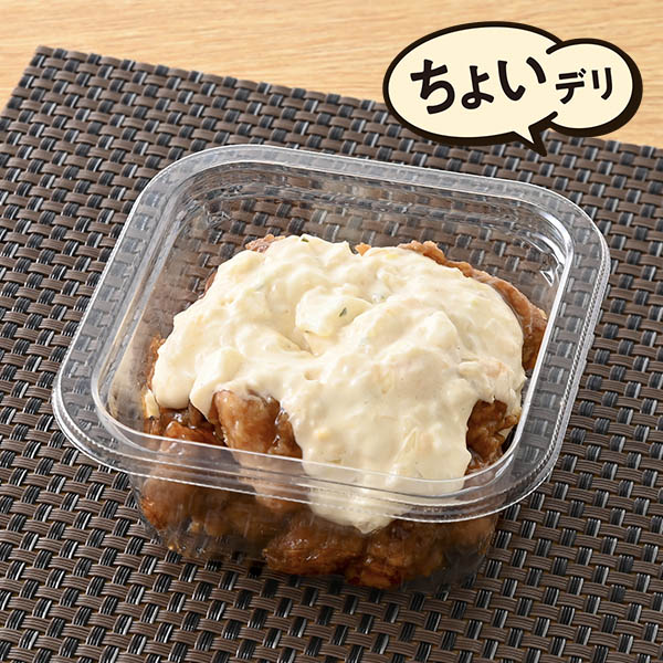 ファミリーマートの冷たいまま食べるタルタルチキン南蛮を比較する。税込価格：320円、カロリー：295kcal、1円あたりカロリー：0.92kcal/円、たんぱく質：13.9g、1円あたりたんぱく質：0.04g/円、脂質：18.5g、炭水化物：18.4g、食塩相当量：2.2g。甘酢タレを絡めた柔らかいから揚げに玉ねぎ入りの具材感があるタルタルソースをかけました。ご飯と相性抜群の食べごたえのある一品です。アレルギー：小麦、卵、乳成分、大豆、鶏肉、りんご、ゼラチン。