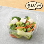 ファミリーマートのごま油が香る！ホタテ風味の緑野菜サラダを比較する。税込価格：328円、カロリー：65kcal、1円あたりカロリー：0.20kcal/円、たんぱく質：4g、1円あたりたんぱく質：0.01g/円、脂質：3.8g、炭水化物：5g、食塩相当量：1.3g。ブロッコリー・ホタテ風味かまぼこ・人参・枝豆をごま油や和風だしで味付けしました。アレルギー：卵、ごま、大豆、鶏肉、豚肉。