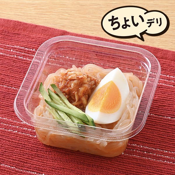 ファミリーマートの韓国冷麺風しらたきを比較する。税込価格：268円、カロリー：61kcal、1円あたりカロリー：0.23kcal/円、たんぱく質：2.4g、1円あたりたんぱく質：0.01g/円、脂質：2.6g、炭水化物：8.8g、食塩相当量：1.5g。つるんと食感のしらたきを韓国冷麺風にさっぱりと仕立てました。きゅうり・キムチ・ゆで玉子をトッピングしました。アレルギー：えび、小麦、卵、乳成分、牛肉、ごま、大豆、鶏肉、りんご。
