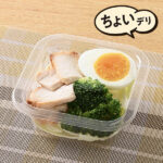 ファミリーマートのチキン&たまご&ブロッコリーサラダを比較する。税込価格：358円、カロリー：102kcal、1円あたりカロリー：0.28kcal/円、たんぱく質：13.9g、1円あたりたんぱく質：0.04g/円、脂質：3.5g、炭水化物：4.5g、食塩相当量：1.1g。ローストチキン、ゆでたまご、ブロッコリーに、フレンチソース和えキャベツを合わせたサラダです。1食でたんぱく質が13.9g摂れる商品です。アレルギー：小麦、卵、乳成分、大豆、鶏肉。