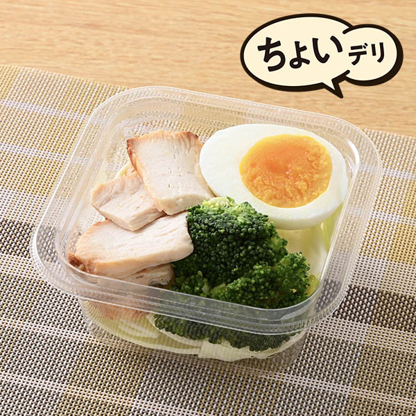 ファミリーマートのチキン&たまご&ブロッコリーサラダを比較する。税込価格：358円、カロリー：102kcal、1円あたりカロリー：0.28kcal/円、たんぱく質：13.9g、1円あたりたんぱく質：0.04g/円、脂質：3.5g、炭水化物：4.5g、食塩相当量：1.1g。ローストチキン、ゆでたまご、ブロッコリーに、フレンチソース和えキャベツを合わせたサラダです。1食でたんぱく質が13.9g摂れる商品です。アレルギー：小麦、卵、乳成分、大豆、鶏肉。