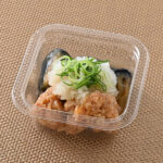 茄子と唐揚げの和風おろしかけ ファミリーマート から揚げとなすをかつおや昆布の和風だしのタレで味付けした商品。大根おろしと青ねぎをトッピングしあっさり食べられる仕立て。
※宮崎県、鹿児島県では取り扱いなし。