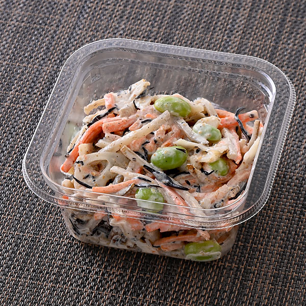 シャキシャキ根菜サラダ ファミリーマート 3種の根菜（ごぼう、れんこん、人参）と枝豆、ひじきをコクのあるマヨソースとごまで和えた商品。
※宮崎県、鹿児島県では取り扱いなし。