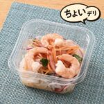 ファミリーマートの【東京都の一部・神奈川県の一部】海老とパクチーのヤムウンセンを比較する。税込価格：348円。味の決め手としてフレッシュライムを絞り、春雨サラダは、こねぎ、小海老、鶏挽肉、きくらげ、紫たまねぎなどを混ぜました。