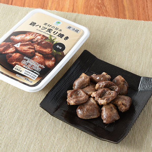 ファミリーマートの素材の旨み鶏ハツ炙り焼きを比較する。税込価格：358円。希少部位で弾力のある「鶏ハツ」を炙り焼きにして香ばしく仕上げました。藻塩のまろやかな旨みが感じられる一品です。