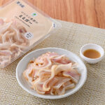 ファミリーマートのコリコリ食感のミミガーを比較する。税込価格：220円。コリコリとした食感が特徴のミミガーです。沖縄の海水塩で味付けしました。別添でからし酢みそ付きです。