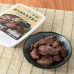 ファミリーマートの直火焼き牛サガリ ガーリックペッパーを比較する。税込価格：440円。希少部位「牛サガリ」を使用しました。直火焼きで香ばしく焼き上げ、醤油ベースのタレににんにくをきかせた味付けです。